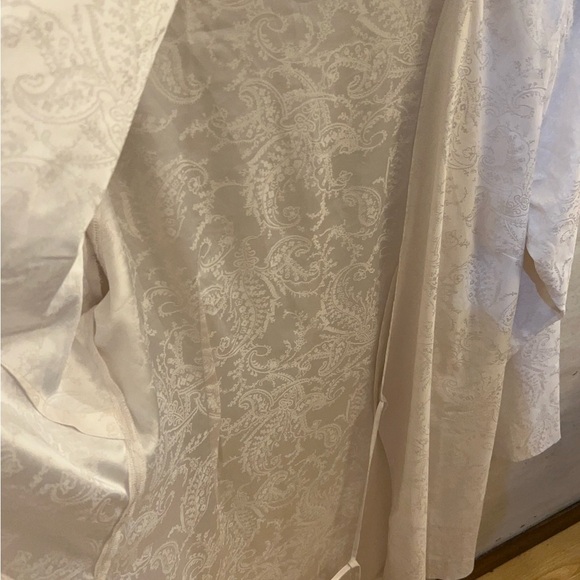 Victoria's Secret Elegant White Tie-Front Robe - Picture 6 of 6